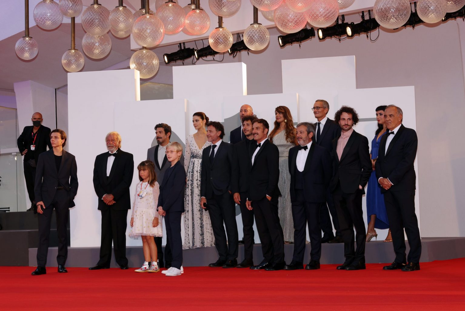 Red-Carpet-PADRENOSTRO-Film-delegation-and-Alberto-Barbera-Credits-La-Biennale-di-Venezia-Foto-ASAC-Photo-by-Andrea-Avezzu-1