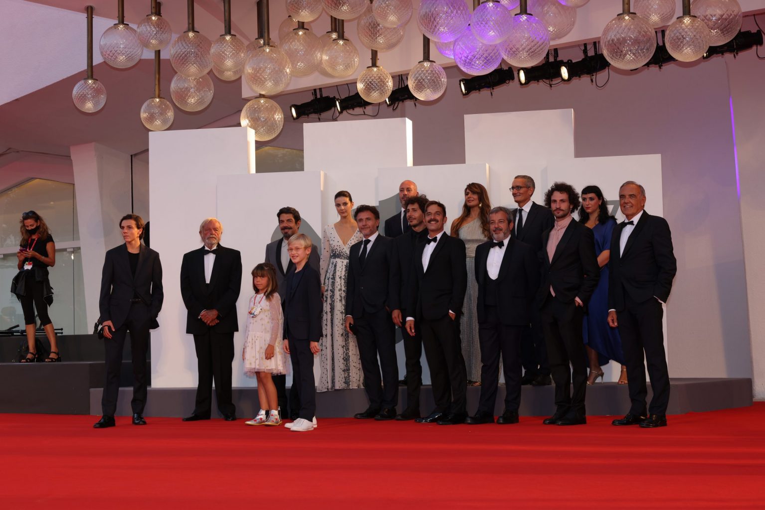 Red-Carpet-PADRENOSTRO-Film-delegation-and-Alberto-Barbera-Credits-La-Biennale-di-Venezia-Foto-ASAC-Photo-by-Andrea-Avezzu-2